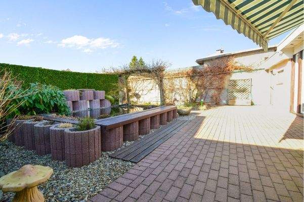 Terrasse mit Blick auf den schönen Teich