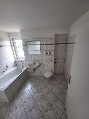 Helles Badezimmer mit Wanne