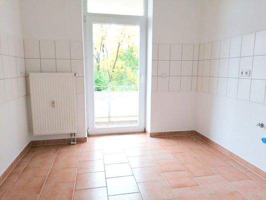 geflieste Küche mit Balkon