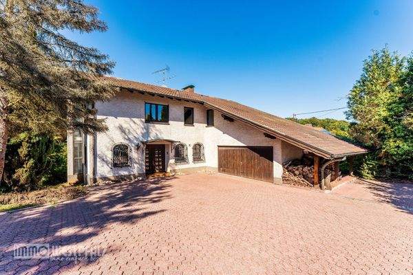 Vorderseite mit Einfahrt