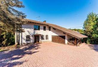 Vorderseite mit Einfahrt