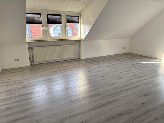 heller Wohn- und Essbereich mit Gaubenfenster