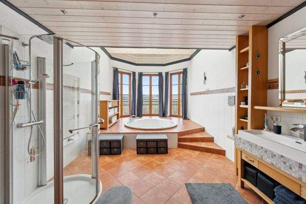 Bad mit Blick in die Natur