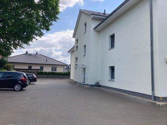 Eingangsbereich und Stellplätze