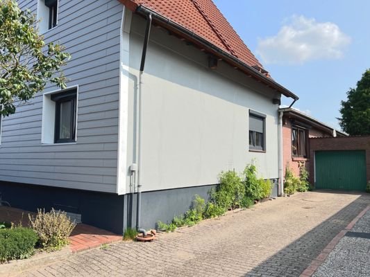 Seitenansicht mit Garage