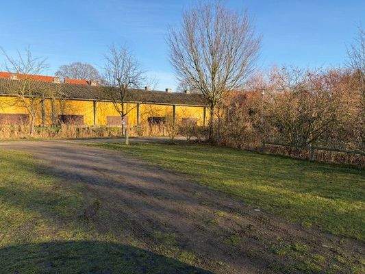 Halle seitlich 2.jpeg