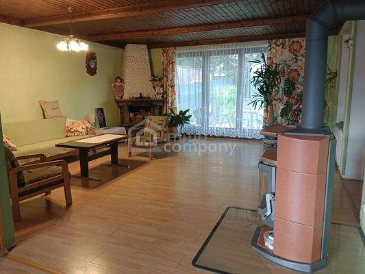 Wohnzimmer mit Kamin und Schwedenofen