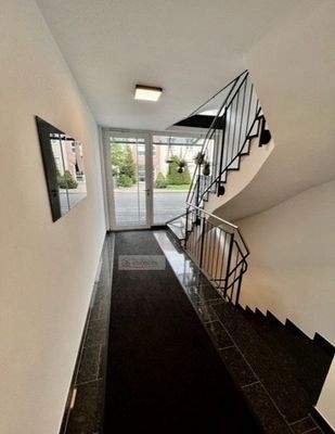 Treppenhaus EG mit Treppenabgang zum KG