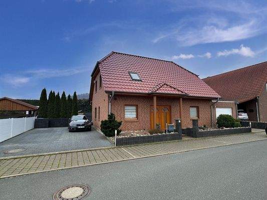 Hausansicht mit Stellplätzen