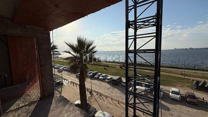 New Seafront Apartments with Spacious Spaces in İzmir