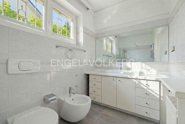 Badezimmer im EG(KI generiert Sommer)