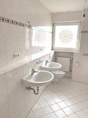 Bad mit Doppelwaschbecken