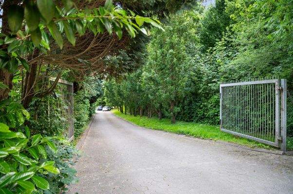 Abschließbares Tor an der Zufahrt
