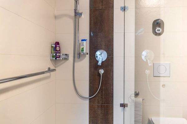 Geschmackvolle Gartenwohnung von 2013 – modern, hell und ideal gelegen