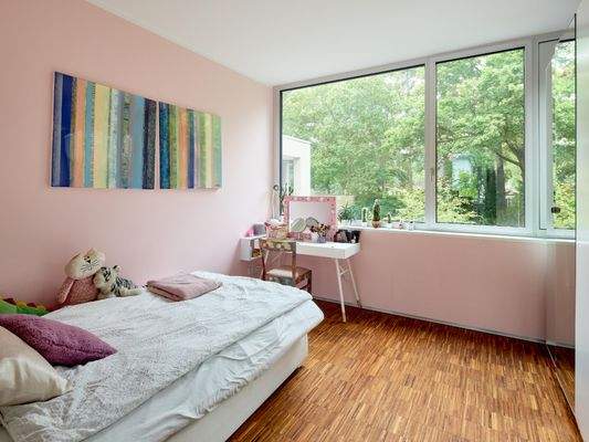 Blick in eines der Kinderzimmer, das sich nach Süden ins Grüne öffnet