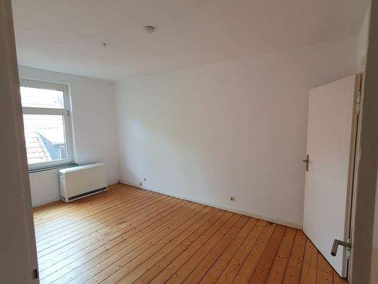 Leeres Wohnzimmer mit Holzboden
