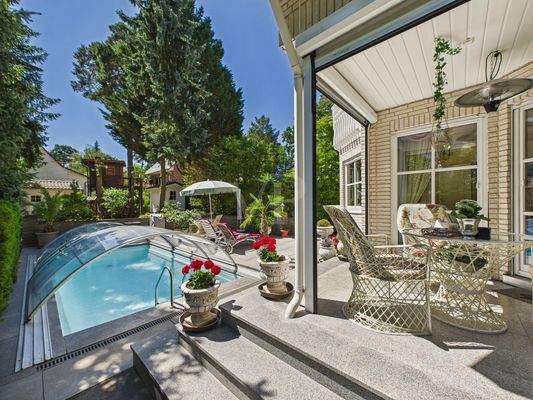 Blick auf den Pool und Terrassenbereich