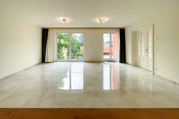 Wohnzimmer mit Balkon und offener Küche