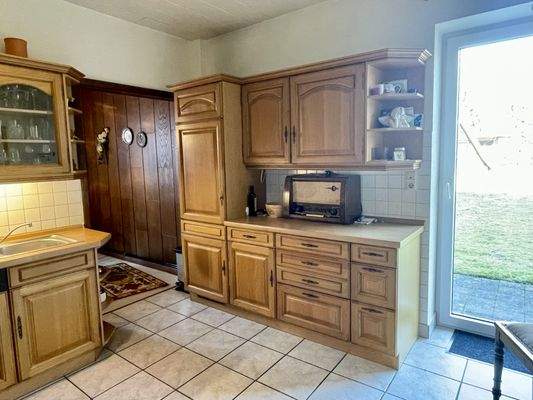 Küche mit Zugang zum Essbereich und Garten