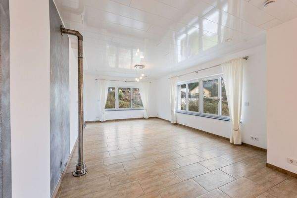 Großzügiges Wohnzimmer im EG