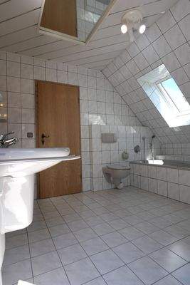 Bad OG mit Doppelwaschbecken, Wanne, Dusche und WC