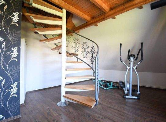 mit Wendeltreppe zur Schlafebene