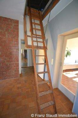 Treppe  zum Spitzboden