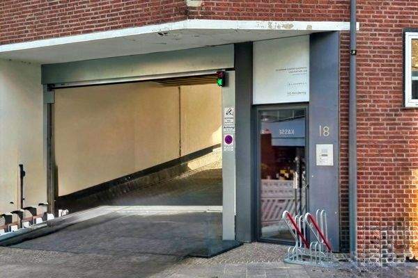 Treppenhaus zur Büroebene u. Hofzufahrt