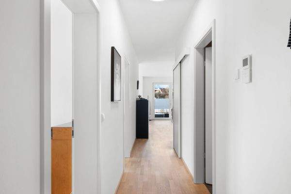 Der lange Flur verbindet alle Zimmer