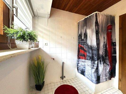 … Dusche und Waschmaschinenanschluss