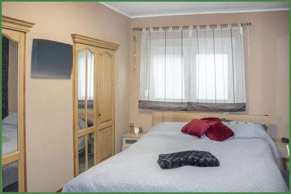 Schlafzimmer im Erdgeschoss mit begehbarem Kleiderschrank