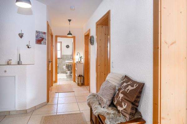 Geräumige Diele mit Ablage