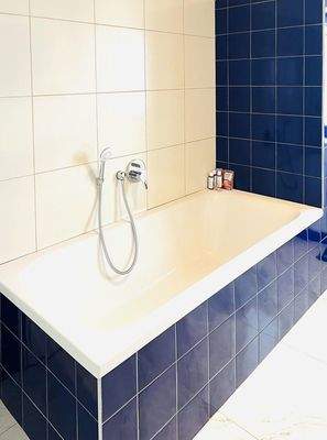 Bad 1, grosse Badewanne