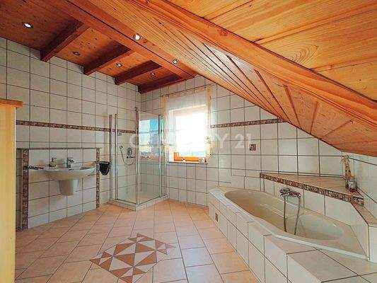 Das stilvolle Badezimmer im Obergeschoss