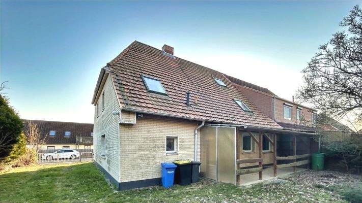 Hinteransicht mit Terrasse