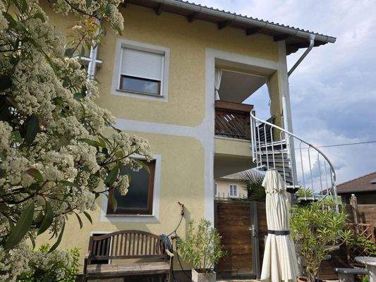 Aufgang außen zum 1.OG