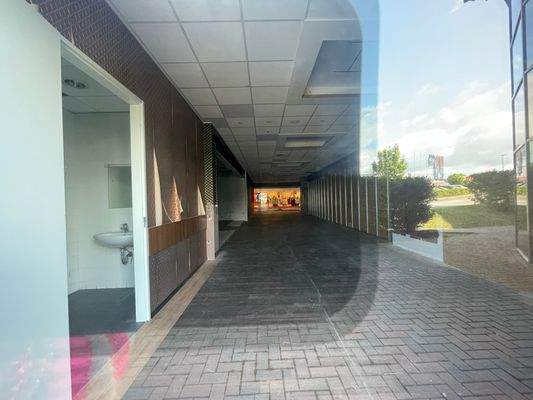 Blick ins Ladenlokal vom Außen Eingang 182 m2