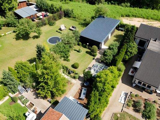 mit zahlreichen Nutzflächen