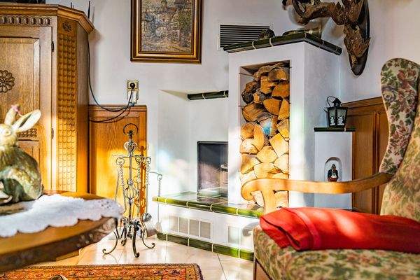 Einer von zwei Kachelöfen