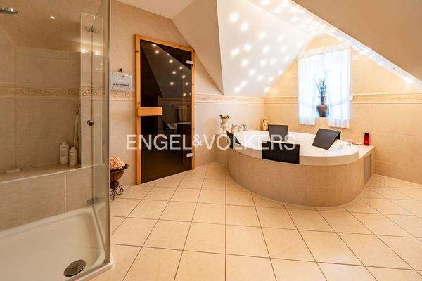 Badezimmer mit Dusche, Sauna und Whirlpool Badewanne