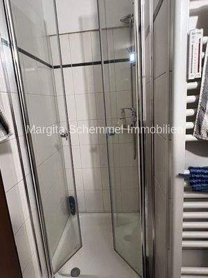 Bad mit Dusche - Badewanne - Toilette