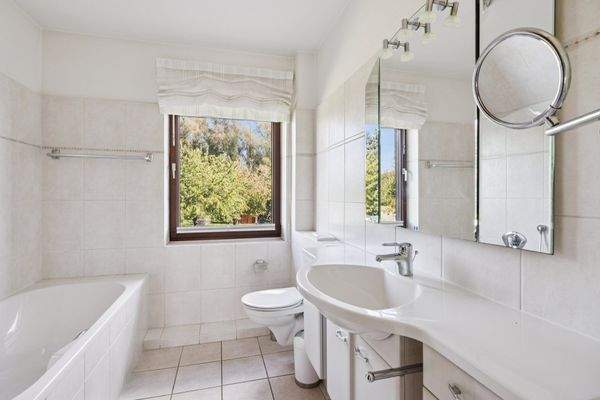 Helles Badezimmer mit Wanne und Dusche