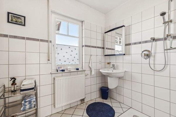 Behindertengerechtes Bad Wohneinheit links