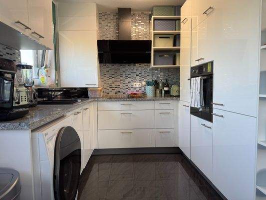 halboffene Küche mit moderner Einbauküche