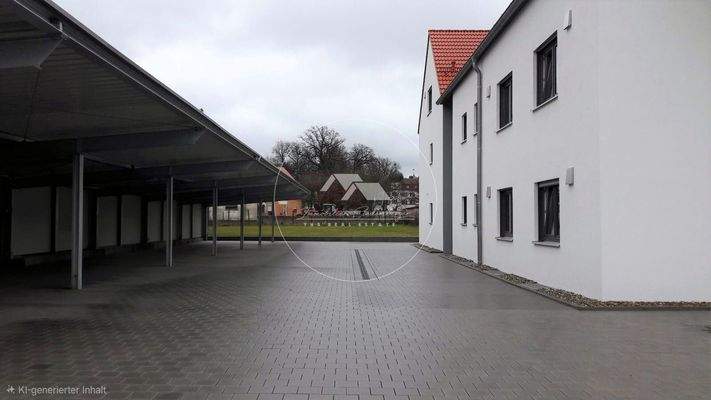 Außenansicht mit Hof und Carports