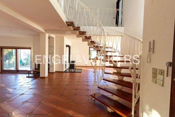 Essbereich mit Treppe ins OG