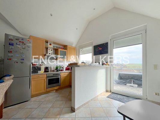 Offene Küche mit Zugang zum Balkon