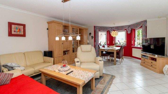 Heller Wohn- und Essbereich