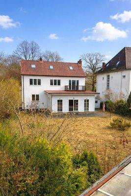 Helles Haus mit sonnigem Garten