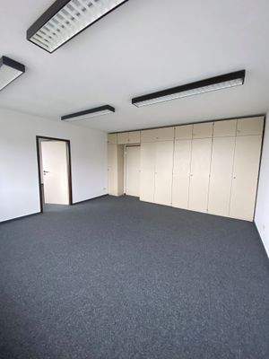 4. OG RAum 422 mit Schrankwand.jpg